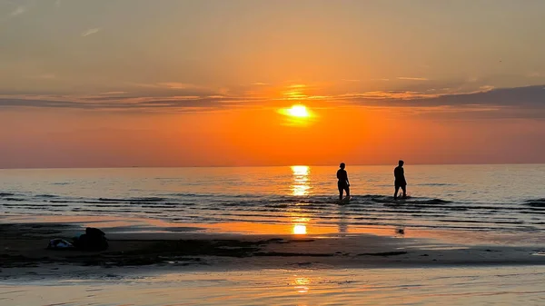 Ζευγάρι Σιλουέτα Στο Παρασκήνιο Όμορφο Ηλιοβασίλεμα Χρυσό Πάνω Από Βαλτική — Φωτογραφία Αρχείου