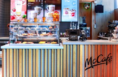 LATVIA, RIGA, JULY, 2022 - Riga, Letonya 'da farklı hamur işleri ve fast food atıştırmalıkları olan McCafe sayacı. McCafe, McDonald 's' ın sahibi olduğu bir kahve dükkanı..