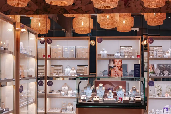 Latvia Riga August 2022 在拉脱维亚里加的购物中心 新的现代珠宝店内饰有有趣的柳条灯罩 — 图库照片