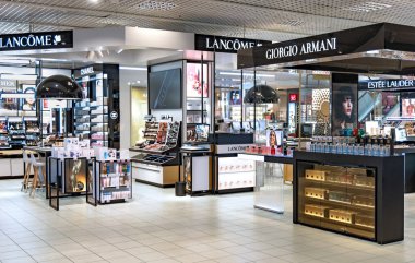 LATVIA, RIGA, JULY, 2022 Stockmann alışveriş merkezinde makyaj masası olan güzel bir modern parfüm ve kozmetik butiği. Letonya