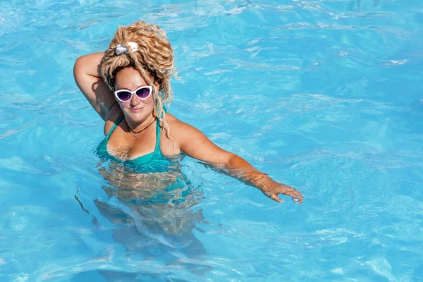 Pretty Woman Curly Blonde Hair Swims Clear Water Pool Good — Foto Stock