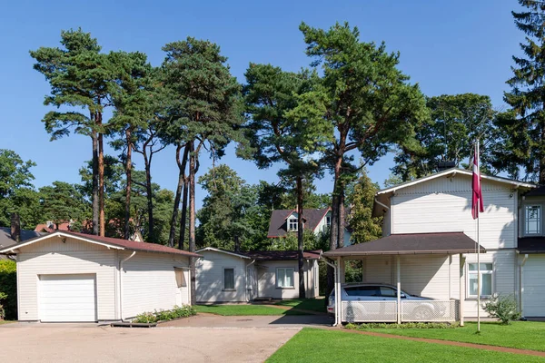 Pequeñas Casas Campo Blancas Rodeadas Altos Pinos Costa Jurmala Del —  Fotos de Stock