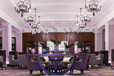 LATVIA, RIGA, AĞUSTOS, 2022 Grand Hotel Kempinski Riga 'nın içi lüks. Modern Kempinski oteli Letonya başkentinin merkezinde yer almaktadır..