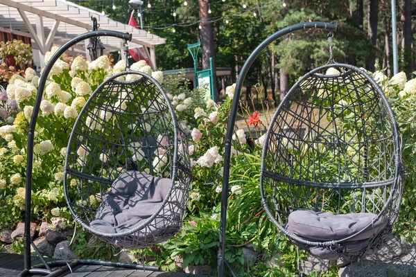 Zwei Schaukelstühle Mit Kissen Garten Zwischen Hortensienblumen Touristik Reisen Urlaub — Stockfoto