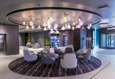 LATVIA, JURMALA, AUGust, 2022 - Jurmala Caddesi 'ndeki Jurmala Spa Oteli' nin modern iç mekanı. Letonya.