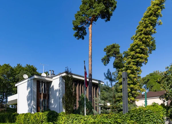 Belle Maison Moderne Avec Grands Pins Dans Jardin Jurmala Lettonie — Photo