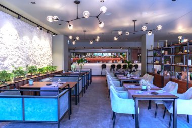 LATVIA, JURMALA, AĞUSTOS, 2022 - Jurmala Caddesi, Jurmala 'daki Jurmala Spa Oteli' ndeki restoranın samimi iç mekanı. - Letonya. Modern Avrupa küçük rahat restoranı.