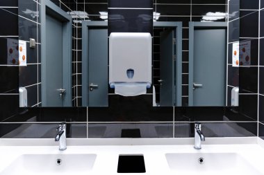 Banyo, lavabo, musluk ve ayna. Restoranda umumi tuvalet. Lüks otellerde modern tasarımla banyo içi lavabo.