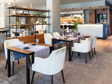 LATVIA, JURMALA, AĞUSTOS, 2022 - Jurmala Caddesi, Jurmala 'daki Jurmala Spa Oteli' ndeki restoranın samimi iç mekanı. - Letonya. Modern Avrupa küçük rahat restoranı.
