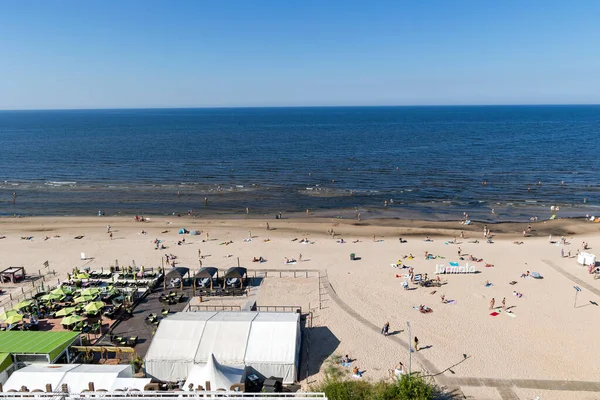 Латвия Юрмала Август 2022 Люди Наслаждающиеся Отдыхом Пляже Балтийского Моря — стоковое фото