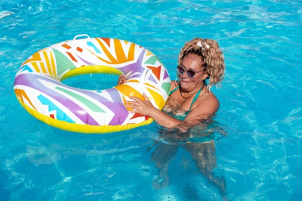 Pretty Woman Curly Blonde Hair Enjoying Relax Pool Inflatable Circle — Fotografia de Stock