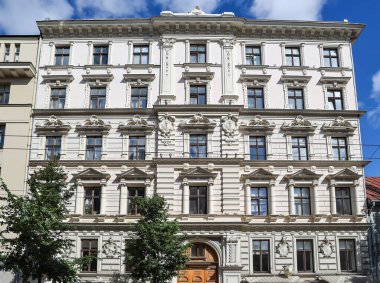 Letonya 'nın başkenti Riga, Letonya' da Albert caddesinde alçı ve heykellerle muhteşem Art Nouveau tarzı bir bina. AB