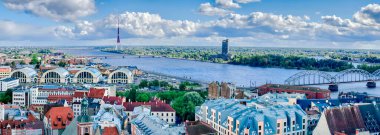 LATVIA, RIGA, AUGust, 2022: Daugava Nehri manzaralı Riga şehri panoraması, merkez market, köprüler ve televizyon kulesi. Letonya.