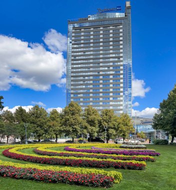 LATVIA, RIGA, AUGust, 2022: Letonya 'nın başkenti Riga' daki Radisson Blu Oteli 'nin çok katlı modern binasının panoramik manzarası. AB.