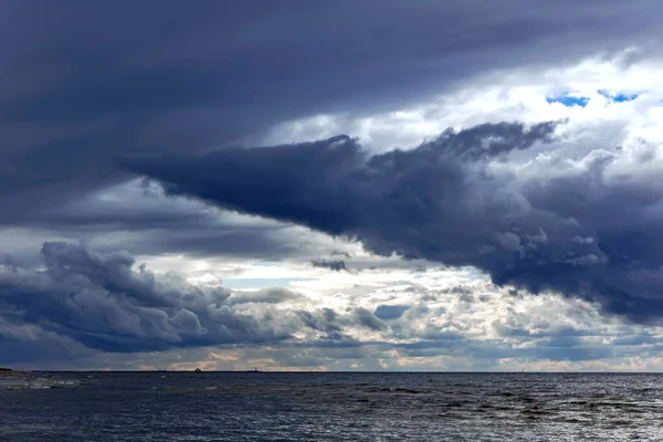 Tratt Formade Horisontella Moln Stormig Mörk Molnig Himmel Över Östersjön — Stockfoto