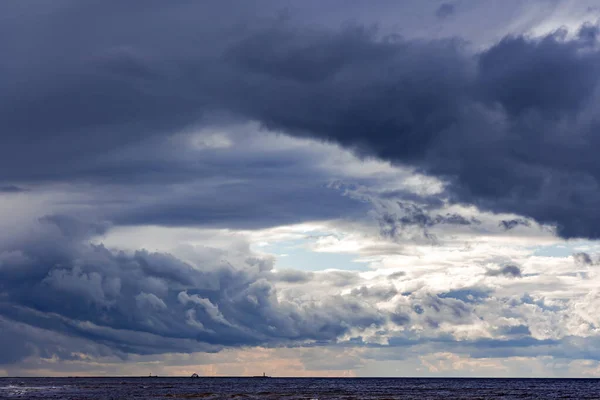 Dramatisk Stormig Mörk Molnig Himmel Över Östersjön Strax Före Havsstorm — Stockfoto