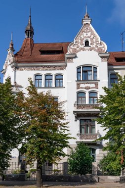 Riga Art Nouveau ya da Elizabetes caddesinde hava durumu aletli, balkonlu ve sıva kaplamalı güzel bir evin Jugendstil 'i Riga. Letonya