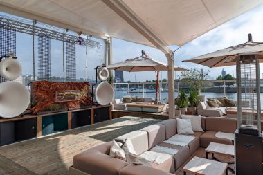 LATVIA, RIGA, AUGust, 2022: Litvanya 'nın Riga kentindeki Daugava nehrinin kıyısında, Andrejosta' da açık havada bir çatı yelkeni olan modern Aqua Luna restoranı