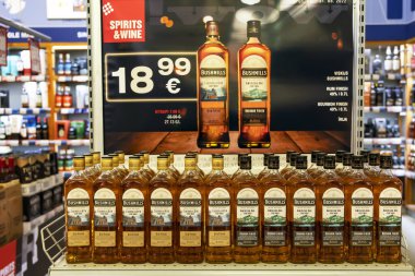 LATVIA, RIGA, SEPTEMBER, 2022: Bushmills İrlanda viskisi Riga, Letonya 'da bir süpermarkette promosyon ticaret paleti için özel teklifler. Old Bushmills Damıtımevi, Kuzey İrlanda 'da bulunan Bushmills, Antrim ilçesinde bir damıtma fabrikasıdır..