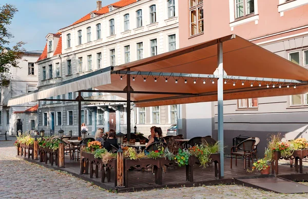 Latvia Riga Setembro 2022 Pessoas Bebem Café Quente Chá Varanda — Fotografia de Stock