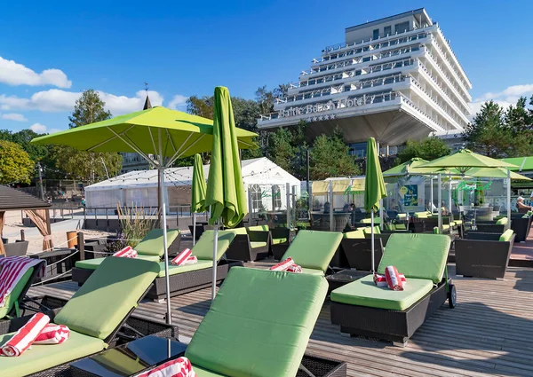 Latvia Jurmala Agosto 2022 Baltic Beach Hotel Com Espreguiçadeiras Verdes — Fotografia de Stock