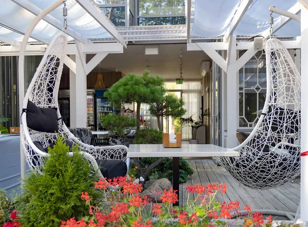 Deux Chaises Balançoires Blanches Avec Des Oreillers Dans Beau Jardin — Photo