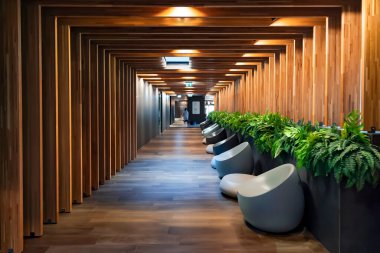 LATVIA, JURMALA, AĞUSTOS, 2022: Jurmala Caddesi 'ndeki Jurmala Spa Oteli' nin içindeki ahşap kapılar. Letonya.