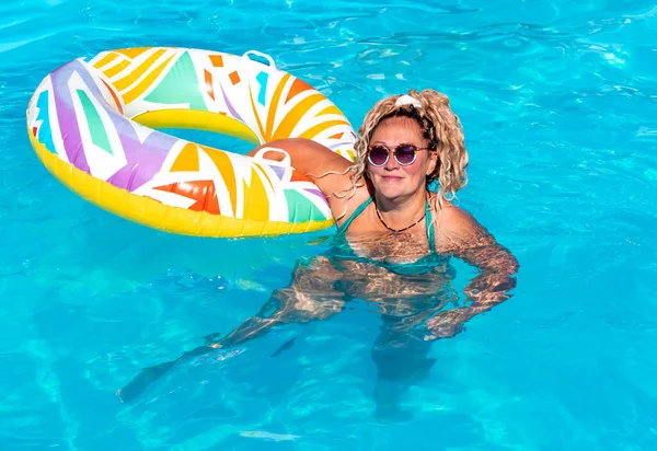 Pretty Woman Curly Blonde Hair Enjoying Relax Pool Inflatable Circle — 图库照片