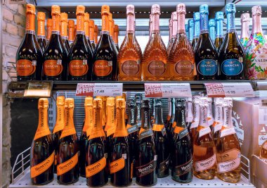 LATVIA, RIGA, SEPTEMBER, 2022: Riga, Letonya 'daki alışveriş merkezinde özel tekliflerle Gancia Prosecco Brut ve Mionetto Prestige Collection Prosecco ile raflar.