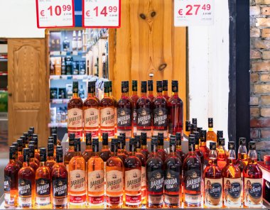 LATVIA, RIGA, SEPTEMBER, 2022: Açık ve koyu Barbuda, Riga, Letonya 'daki alışveriş merkezindeki promosyon ticaret paletinde özel indirimli rom baharatları.