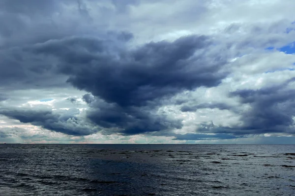 在拉脱维亚里加的一场海上风暴之前 波罗的海上空乌云密布的戏剧性风暴 自然环境概念 忧郁和喜怒无常的背景 — 图库照片