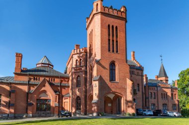 ESTONIA, SANGASTE, AĞUSTOS, 2022: Sangaste Şatosu 1879-1883 yılları arasında Estonya 'nın güneyindeki Valga eyaletindeki İngiliz şatolarında inşa edilmiştir..