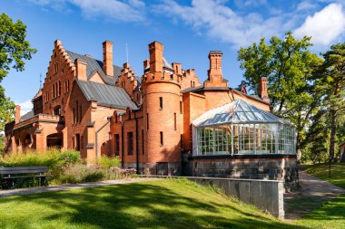 ESTONIA, SANGASTE, AĞUSTOS, 2022: Sangaste Şatosu 1879 - 1883 yılları arasında Estonya 'nın güneyindeki Valga eyaletindeki İngiliz şatolarında inşa edilmiştir..