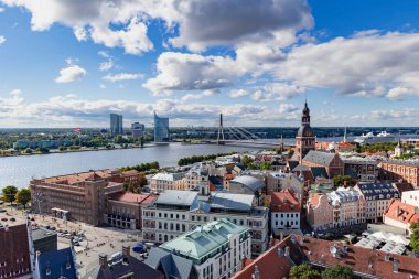LATVIA, RIGA, SEPTEMBER, 2022: Saint Peters kilisesinden Riga Eski Kasabası ve Daugava Nehri 'nin havadan görünüşü. - Letonya. AB