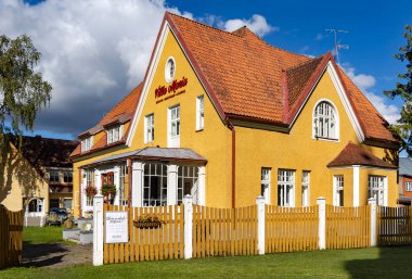 ESTONYA, VILJANDI, SEPTEMBER, 2022: Viljandi güney Estonya 'da cam verandalı sarı bir restoranda Villa Maria restoranı.