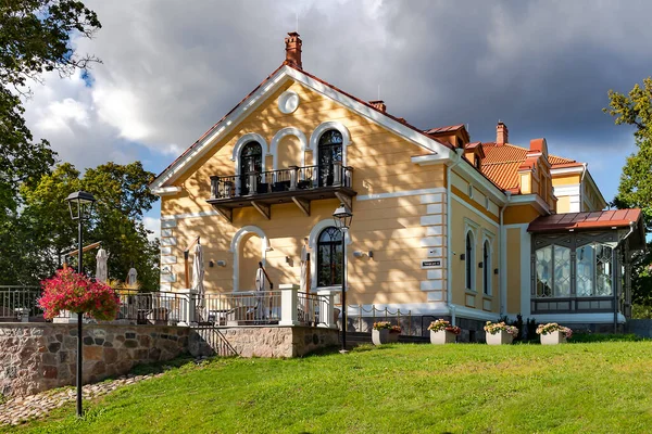 Estonia Viljandi Septiembre 2022 Hermosa Casa Renovación Amarilla Bajo Azulejos — Foto de Stock