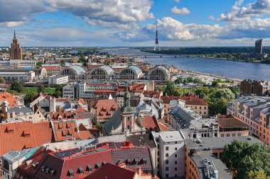 LATVIA, RIGA, SEPTEMBER, 2022: Saint Peters kilisesinden Daugava nehri yakınlarındaki Riga Old Town ve Riga Central pazarının havadan görüntüsü. - Letonya. AB