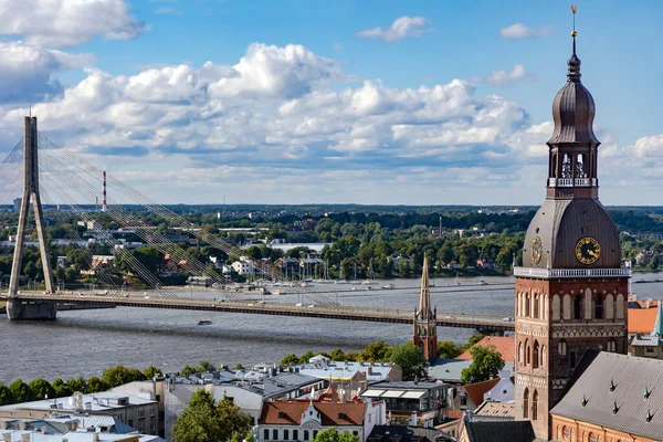 ラトビアのドーヴァ川にかかるドーム大聖堂とヴァンシ橋を見下ろすリガ旧市街のサン ペテルス教会からの空中風景 — ストック写真