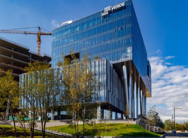 LATVIA, RIGA, SEPTEMBER, 2022: VERDE, Riga, Skanstes bölgesinde A sınıfı, olağanüstü yeşil, çok katlı modern bir ofis binası. Letonya