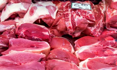 Çiftçi pazarında büyük miktarda taze et. Akşam yemeği için bol yemek seçimi ve yüksek proteinli akşam yemeği konsepti.