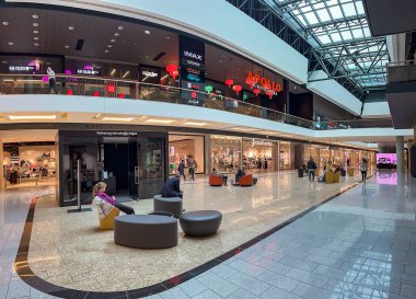 LATVIA, RIGA, SEPTEMBER, 2022 Akropole alışveriş merkezinde cam tavanlı modern iç mekan, Riga. Letonya