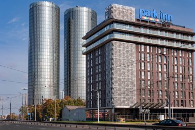 LATVIA, RIGA, OCTOBER, 2022: Modern çok katlı mimari Park Inn Radisson Hotel ve Zunda Towers - modern teknolojinin ve Letonya 'nın en kaliteli mimarisinin bir sembolü