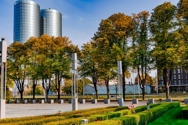 Латвия Рига Октябрь 2022 Осенний Парк Цветной Листвой Городской Инфраструктуре — стоковое фото