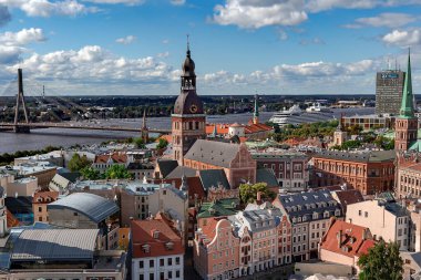 LATVIA, RIGA, SEPTEMBER, 2022: Riga Eski Kasabası 'ndaki Saint Peters kilisesinden Kubbe Katedrali ve Letonya' nın Daugava Nehri üzerindeki Vansu Köprüsü 'ne bakan hava manzarası. AB.