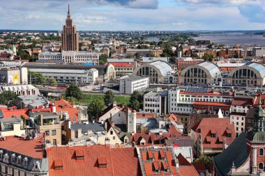 LATVIA, RIGA, SEPTEMBER, 2022: Saint Peters kilisesinden Daugava nehri yakınlarındaki Riga Old Town ve Riga Central pazarının havadan görüntüsü. - Letonya. AB