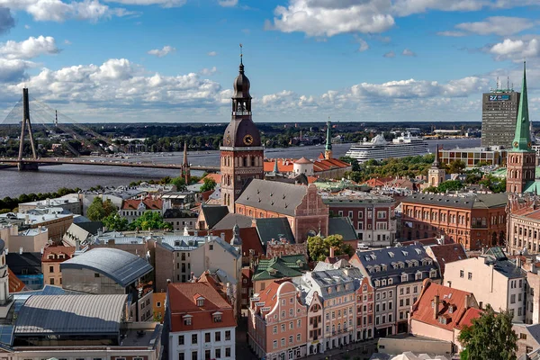 ラトビア 2022年9月 ラトビアのドーヴァ川に架かるドーム大聖堂とヴァンス橋を見下ろすリガ旧市街のサン ペテルス教会からの空中ビュー — ストック写真