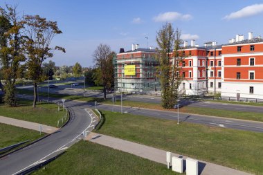 LATVIA, RIGA, OCTOBER, 2022: Kipsala bölgesinde yeni şehir altyapısına sahip yenilenmiş bir binada satılık daireler. Letonya