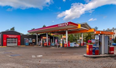 LATVIA, RIGA, OCTOBER, 2022: CRCLE K benzin istasyonlu kentsel altyapı, Riga, Letonya 'da iyi korunan bir ortamı gösteriyor