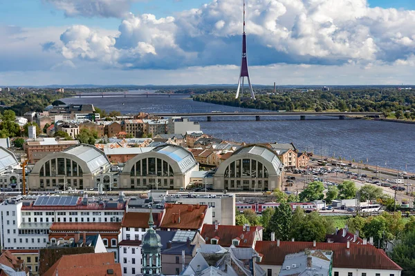 ラトビア 2022年9月 旧市街とリガ中央市場 聖ペテルス教会からドーヴァ川の近くのテレビ塔の空中ビュー ラトビア — ストック写真