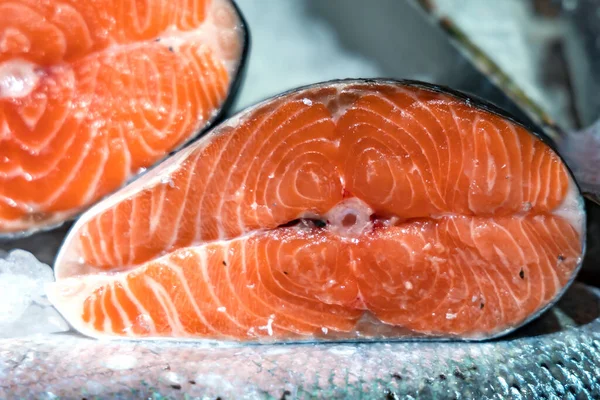Сырой Норвежский Лосось Рыбном Рынке Крупным Планом Здоровая Рыба Красного — стоковое фото